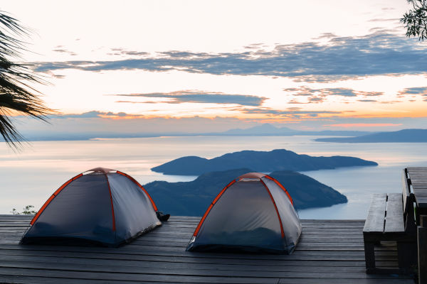 Tiendas de campaña en la cima de la plataforma de observación del volcán Conchagua, El Salvador.
