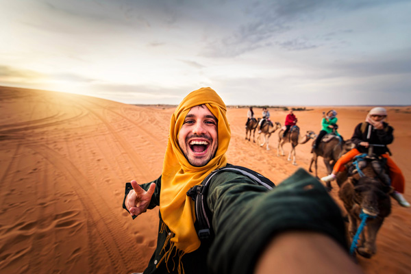 turista de paseo en camello por el desierto