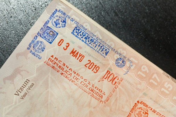 Pasaporte colombiano con un sello de ingreso al país.