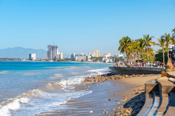 Vista del paseo marítimo de Malecón en la playa de Olas Altas, en la localidad turística mexicana de Puerta Vallarta.