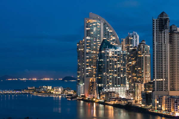 Vista de la costa de pleno centro urbano en Ciudad de Panamá al anochecer