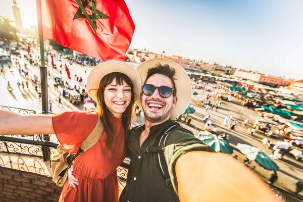 Turistas colombianos, que cumplen con los requisitos para viajar a Marruecos desde Colombia, tomándose una selfie.
