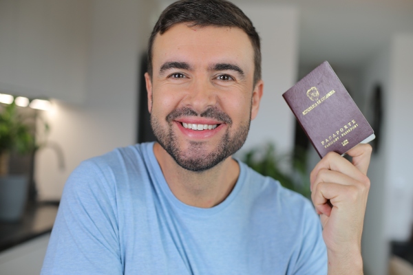 hombre con pasaporte colombiano