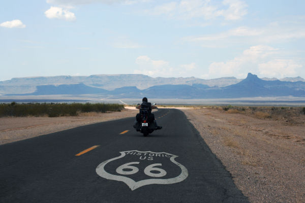 hombre manejando su motocicleta sobre la legendaria Ruta 66.
