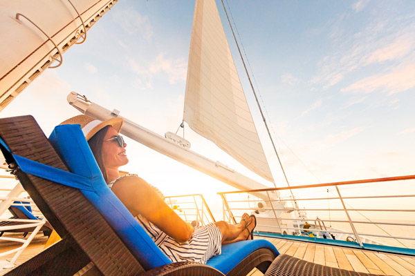 turista relajada en un crucero