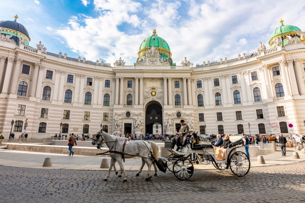 Coche de caballos en el palacio de Hofburg en la plaza St. Michael, Viena, Austria.