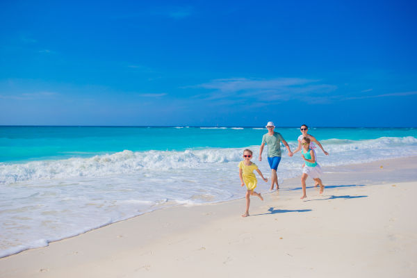 Familia feliz recorriendo las playas de Varadero, Cuba.