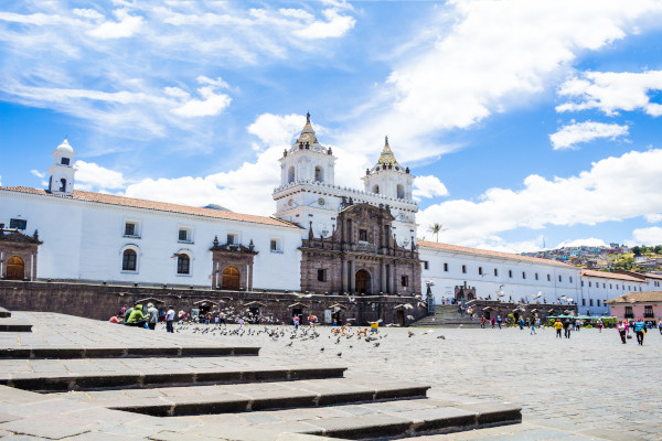 Vista en perspectiva de la Iglesia de San Francisco y su plaza en el centro histórico de Quito, Ecuador.