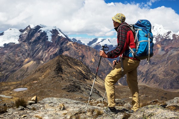Hombre que hace trekking en una zona de montañas en Colombia.
