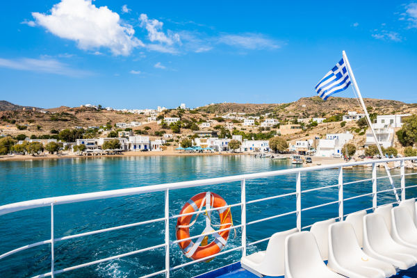 Cubierta de ferry con bandera griega navegando en Mykonos, Grecia, Europa.