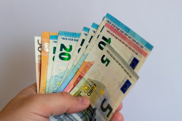 Persona que sostiene billetes de euros.