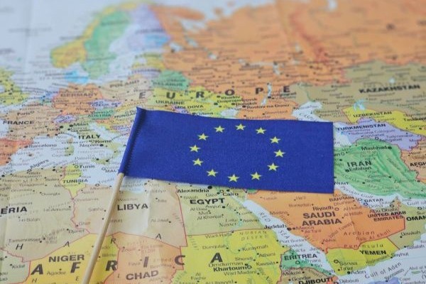 Bandera de la Unión Europea sobre un mapa con los países del Espacio Schengen.