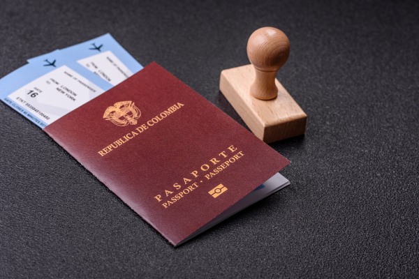 Pasaporte colombiano, uno de los documentos para tramitar la visa de trabajo para Estados Unidos, junto a unos boletos de avión y un sello