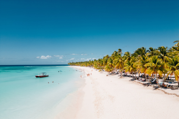 Paisaje natural con playa rodeada de palmeras en la península de Samaná, República Dominicana.