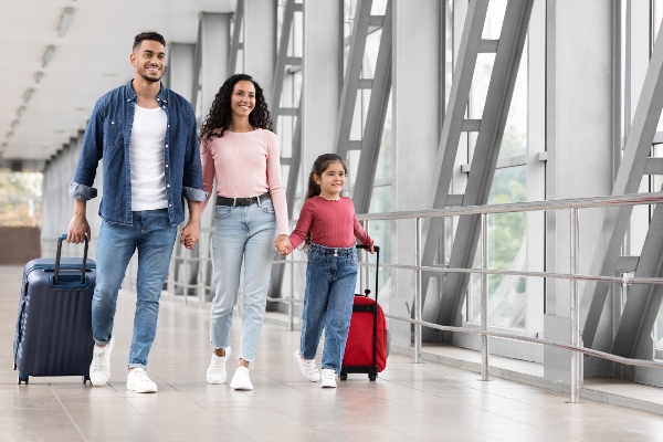 Familia de la mano en el aeropuerto