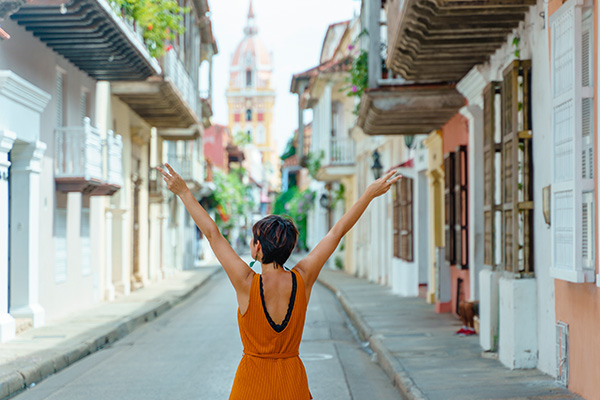 Mujer turista en una calle de Cartagena, Colombia