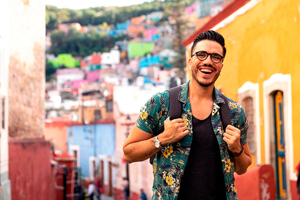 Turista feliz explorando las coloridas calles de Guanajuato, México