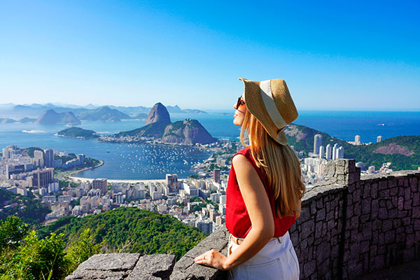 Turista en terraza de Río de Janeiro con vista la bahía de Guanabara