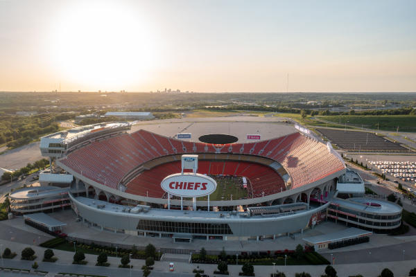 Fotografía aérea tomada con drones del Arrowhead Stadium en Kansas City en un día soleado.