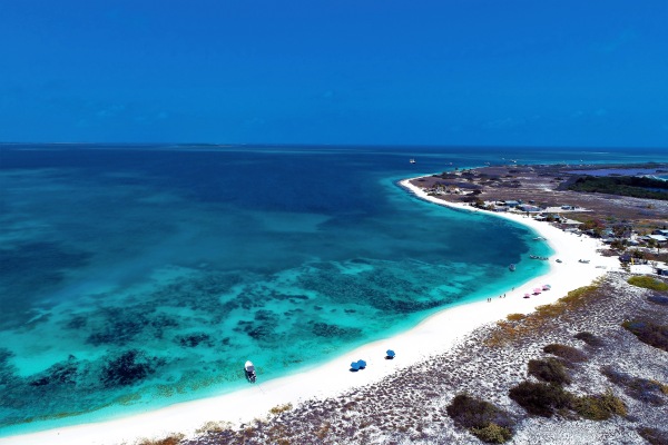 Vista aérea del Archipiélago de Los Roques, Venezuela, con sus aguas turquesas y una de las mejores playas de Venezuela.