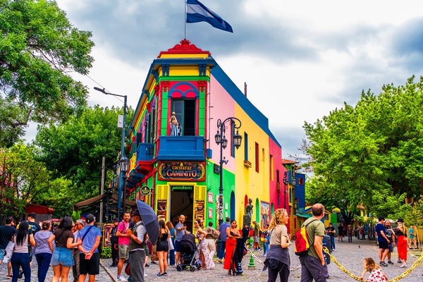 Personas en los alrededores de la entrada de Caminito, Buenos Aires, Argentina.