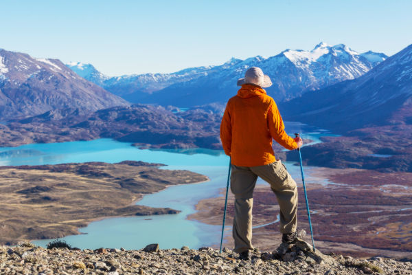 Persona con ropa de montaña observando el paisaje patagónico en Argentina.