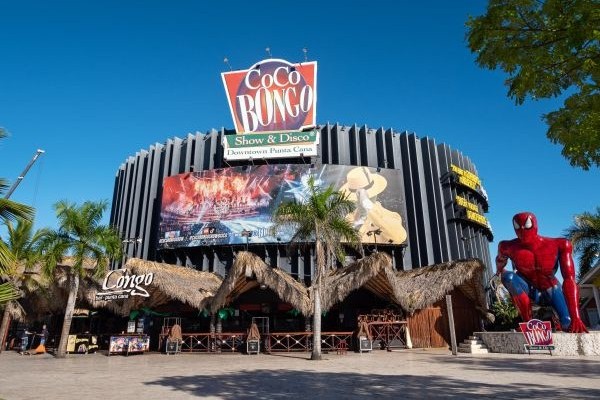 Entrada a Coco Bongo Punta Cana durante el día.