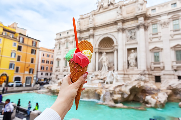 Helado italiano frente a la Fontana de Trevi en Roma, Italia