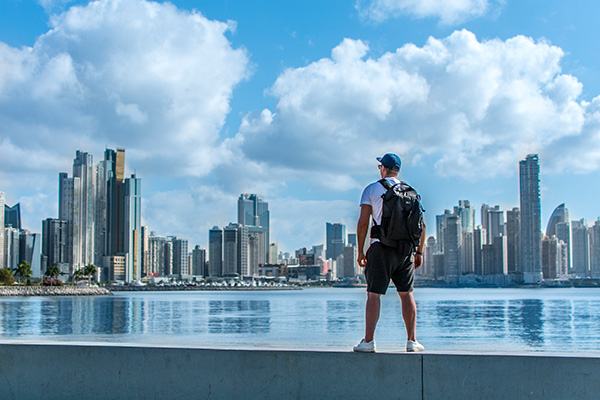 Turista masculino contemplando la Ciudad de Panamá