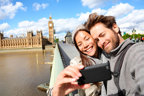 Pareja tomándose una selfie en el Puente Westminster con el Big Ben de fondo