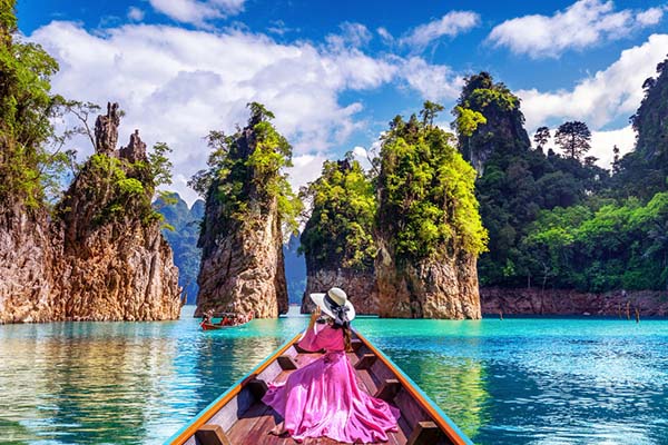 Mujer sobre un bote en el Parque Nacional Khao Sok