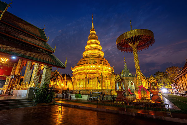  Estupa de Wat Phra That Hariphunchai, templo budista en Tailandia