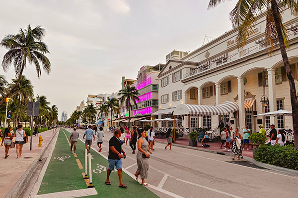 Personas paseando por una peatonal de Miami.