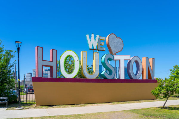 Cartel “We Love Houston” con el centro de Houston de fondo. Houston, Texas, Estados Unidos.