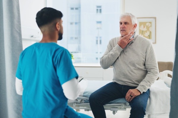 Paciente en una consulta médica de emergencia en el exterior, que accedió por su seguro de viaje internacional.