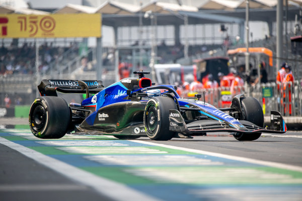 Coche de Logan Sargeant en la ronda 20 del campeonato FIA 1 de 2022 en el Autódromo Hermanos Rodríguez en la Ciudad de México.