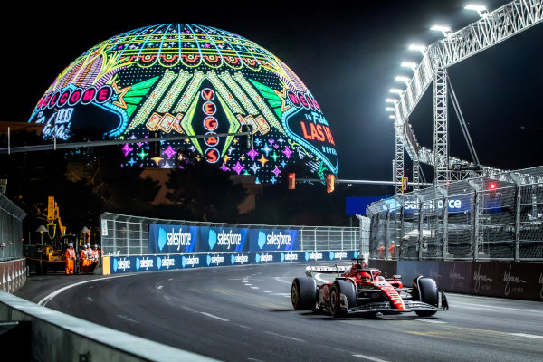 Charles Leclerc, Ferrari, corriendo en el circuito callejero de Las Vegas en el Campeonato Mundial de Fórmula 1 2023.