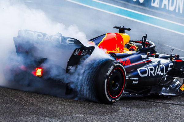 Coche de Fórmula 1 con humo en el Circuito Yas Marina durante el Gran Premio de Abu Dhabi en 2023.