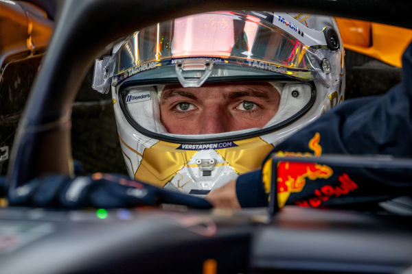 Max Verstappen con el casco puesto y en el coche, a punto de competir por Red Bull Racing en la carrera de Sprint para el Gran Premio de Qatar de Fórmula 1 de 2024.