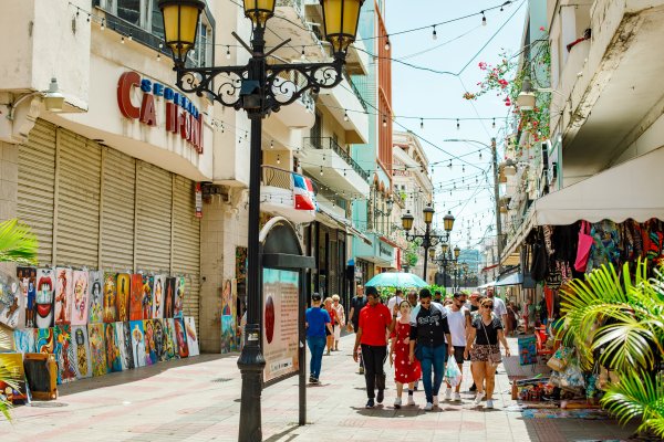 Personas que caminan por las calles de Santo Domingo durante su viaje a República Dominicana.