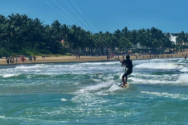 Persona que hace kitesurf en Puerto Plata durante su viaje a República Dominicana.