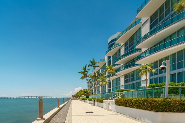 Paseo peatonal en Brickell con vista de la bahía de Biscayne, Miami, Florida, Estados Unidos, en un día soleado.