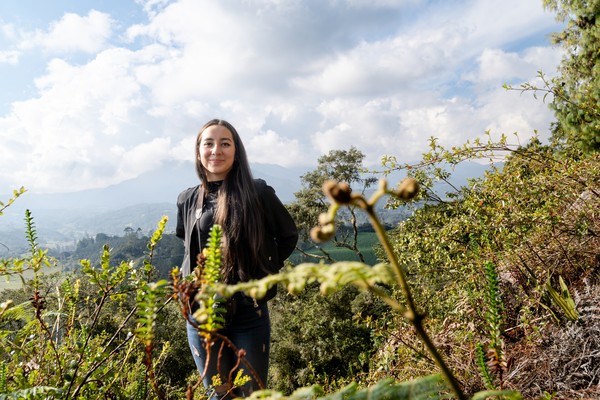 Turista mexicana que posa con los paisajes de Colombia, durante la mejor época para viajar a Colombia.