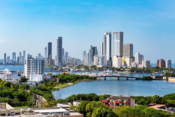 Skyline de la ciudad de Cartagena durante la mejor época para viajar a Colombia.