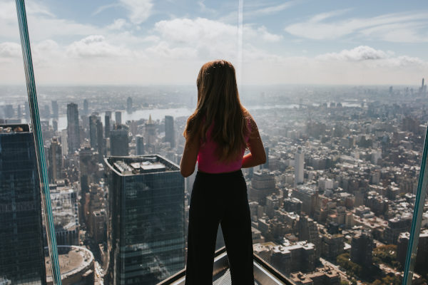 Imagen de muchacha sobre la cubierta de observación en Hudson Yards, Nueva York, Estados Unidos.