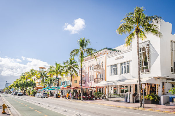 Vista de los hoteles Art Déco en Ocean Drive, Miami Beach, en un día soleado