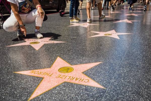 Personas caminando por el Paseo de la Fama, una de las cosas que hacer en Los Ángeles.