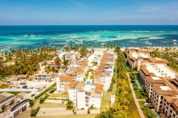 Complejo de resorts all inclusive de Punta Cana, República Dominicana, con vistas al mar.
