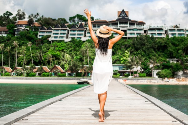 Mujer que cuenta con los requisitos para viajar a Punta Cana desde México, disfrutando en uno de los hoteles todo incluido de Punta Cana.
