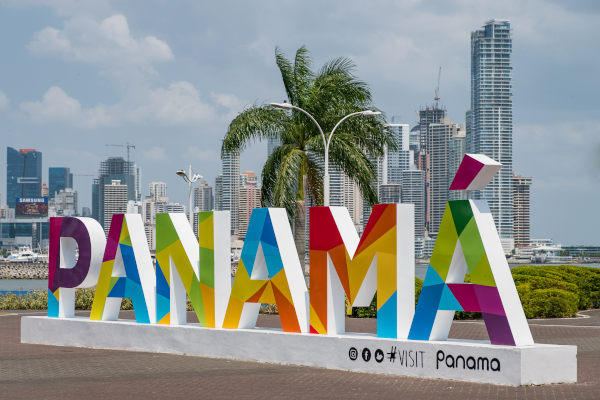 El famoso letrero de Panamá y el horizonte de la Ciudad de Panamá.